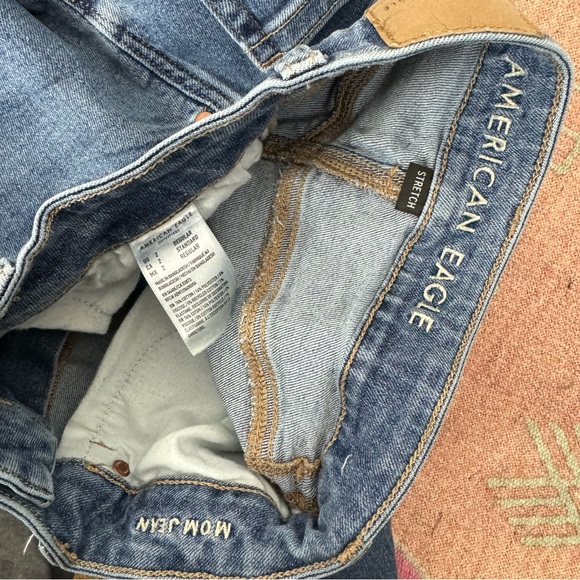 American Eagle Mom Jeans Sz 2 Medium Wash Solid Stretch High Rise - Picture 11 of 12
